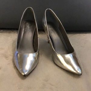 Seychelles silver pumps